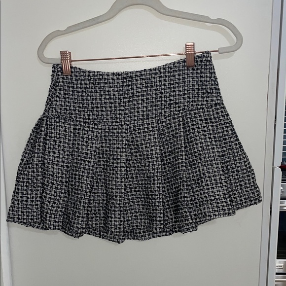 H&M Dresses & Skirts - H&M Black & White Textured Pleated Skirt | 2